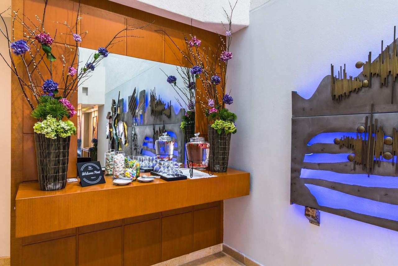 فندق أجنحة يوروستارز زونا روزا مدينة مكسيكو المظهر الخارجي الصورة The lobby of the hotel